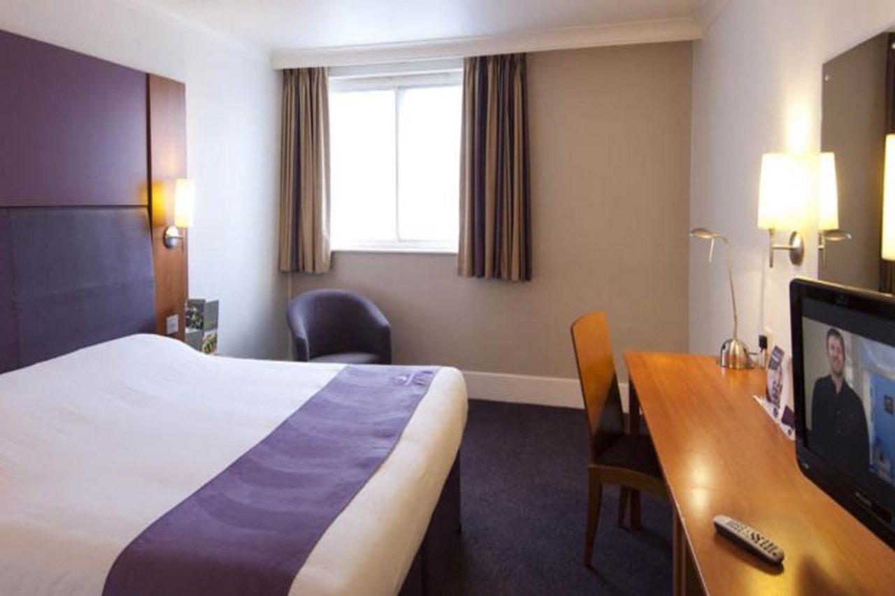 Premier Inn Lymington Bagian luar foto